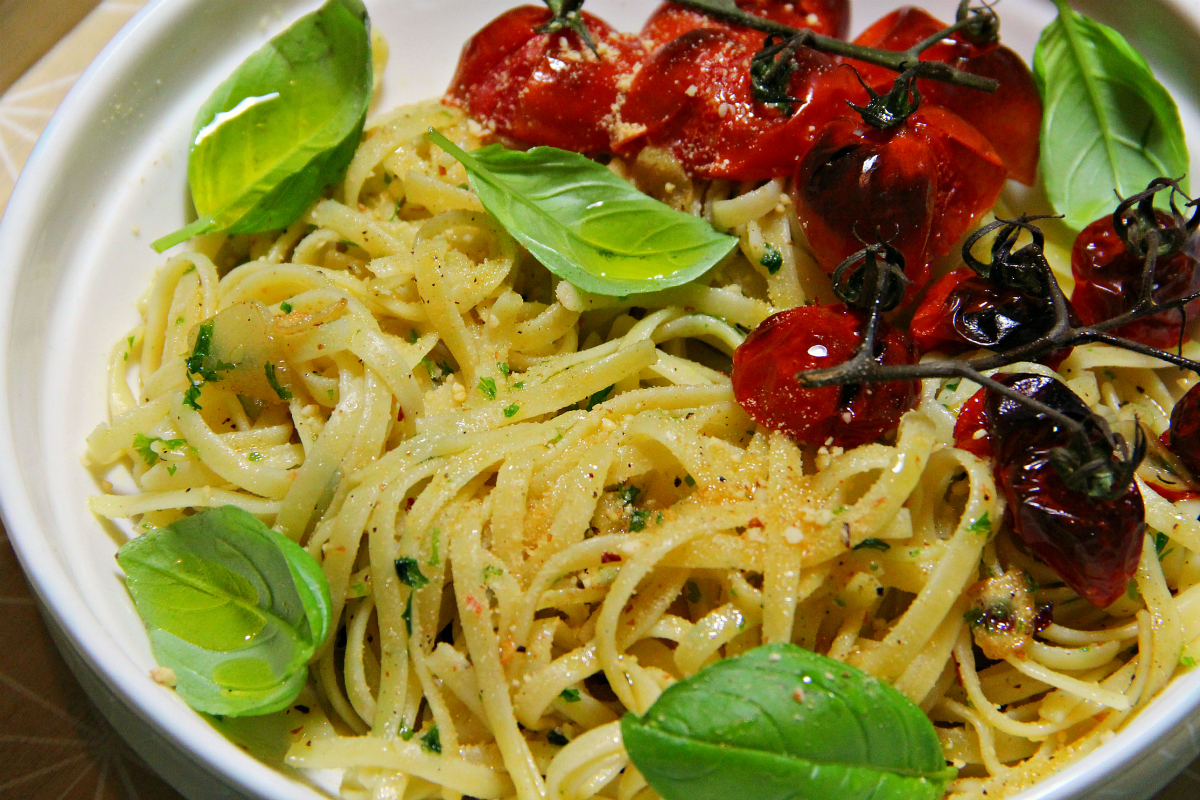 Pasta Aglio e Olio & Roasted Cherry Tomatoes - The Vegan Eskimo